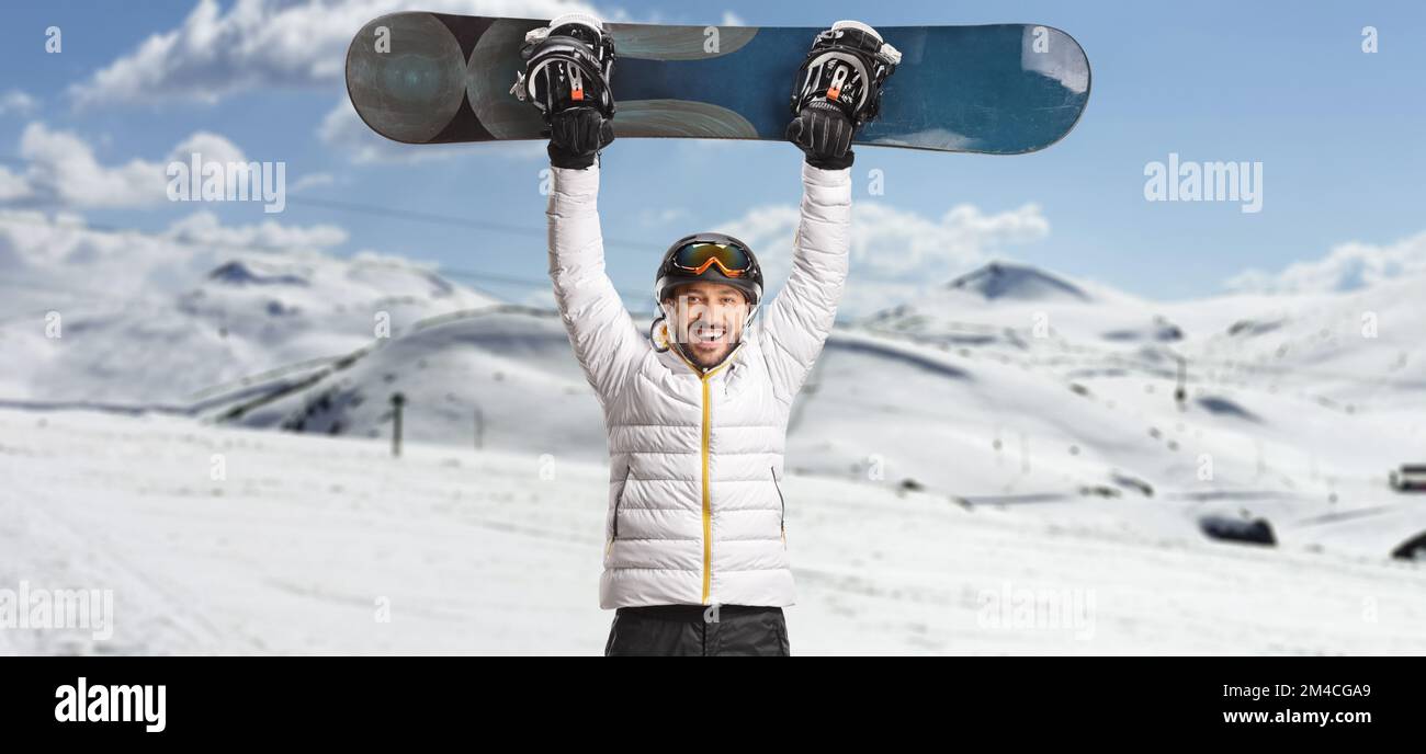 Ragazzo in casco, occhiali e ginocchiere snowboard sulla neve pendenza,  vista frontale Foto stock - Alamy