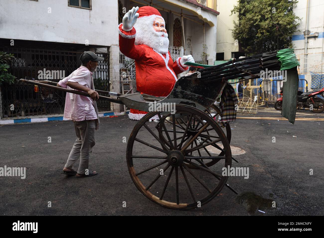Non Exclusive: Kolkata, India- 20 Dec, 2022: Workers are seen making ...