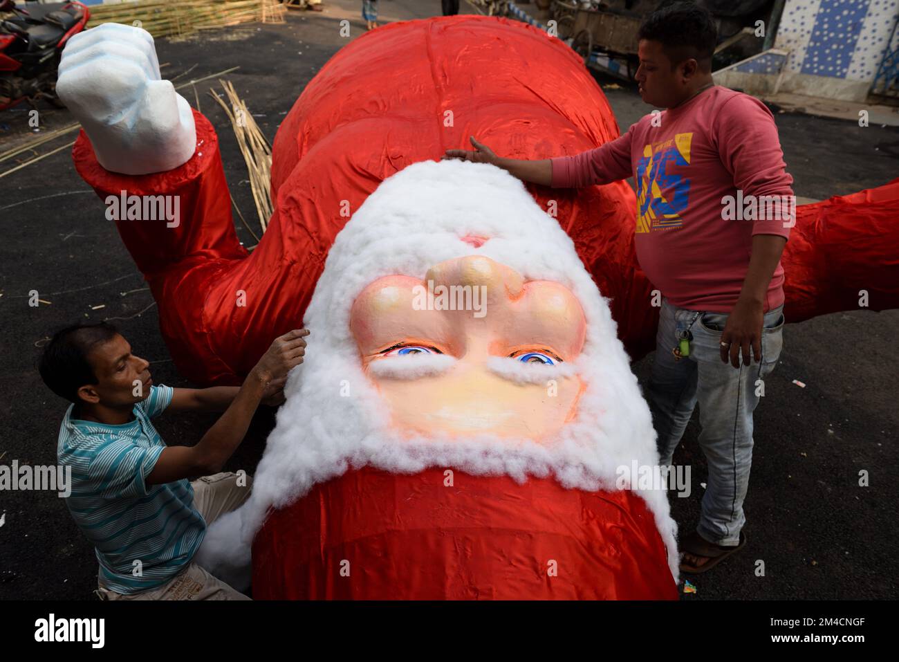 Non Exclusive: Kolkata, India- 20 Dec, 2022: Workers are seen making ...