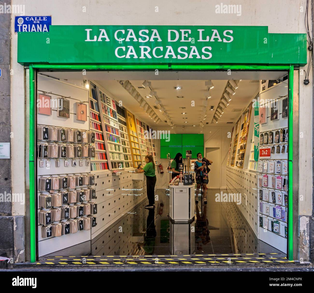 A branch La Casa de las Carcasas I Las Palmas, Gran Canaria. A shop selling a wide range of mobile phone accessories. Stock Photo