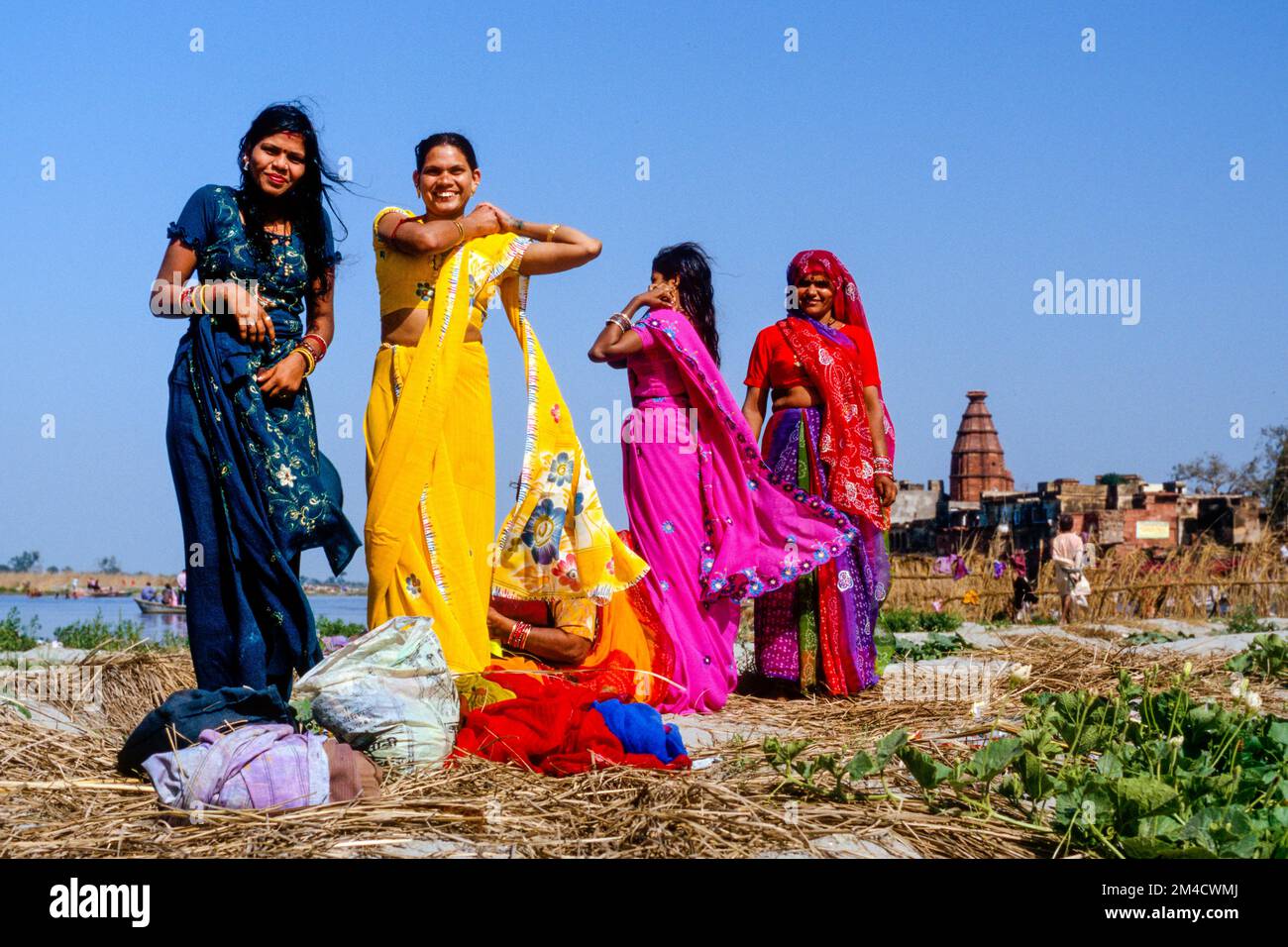 lady in indian dressing room Indian women dressing hi-res stock photography and images