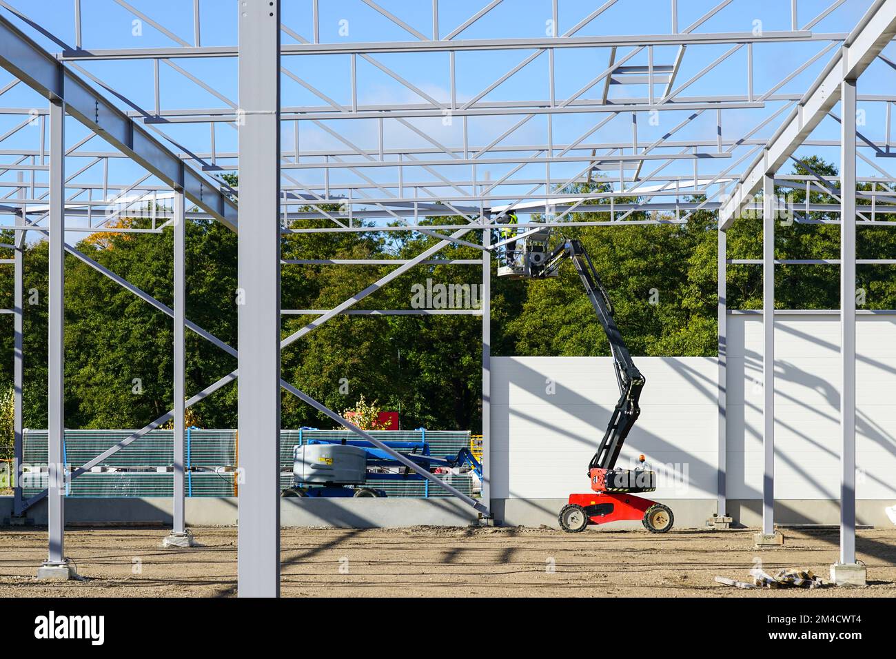 New building steel framework assembly using self propelled lift