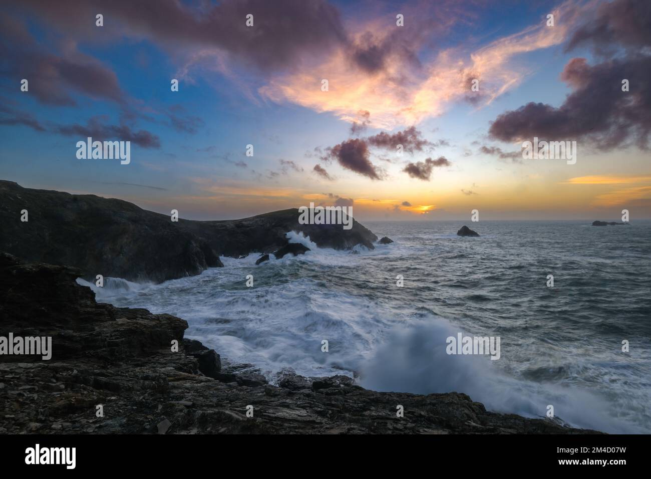 Trevose head, Cornwall, UK. 20th December 2022. UK Weather. Ahead of the shortest day of the  year, a stunning sunset and rough sea at Trevose Head on the North coast of Cornwall.  Credit Simon Maycock / Alamy Live News. Stock Photo