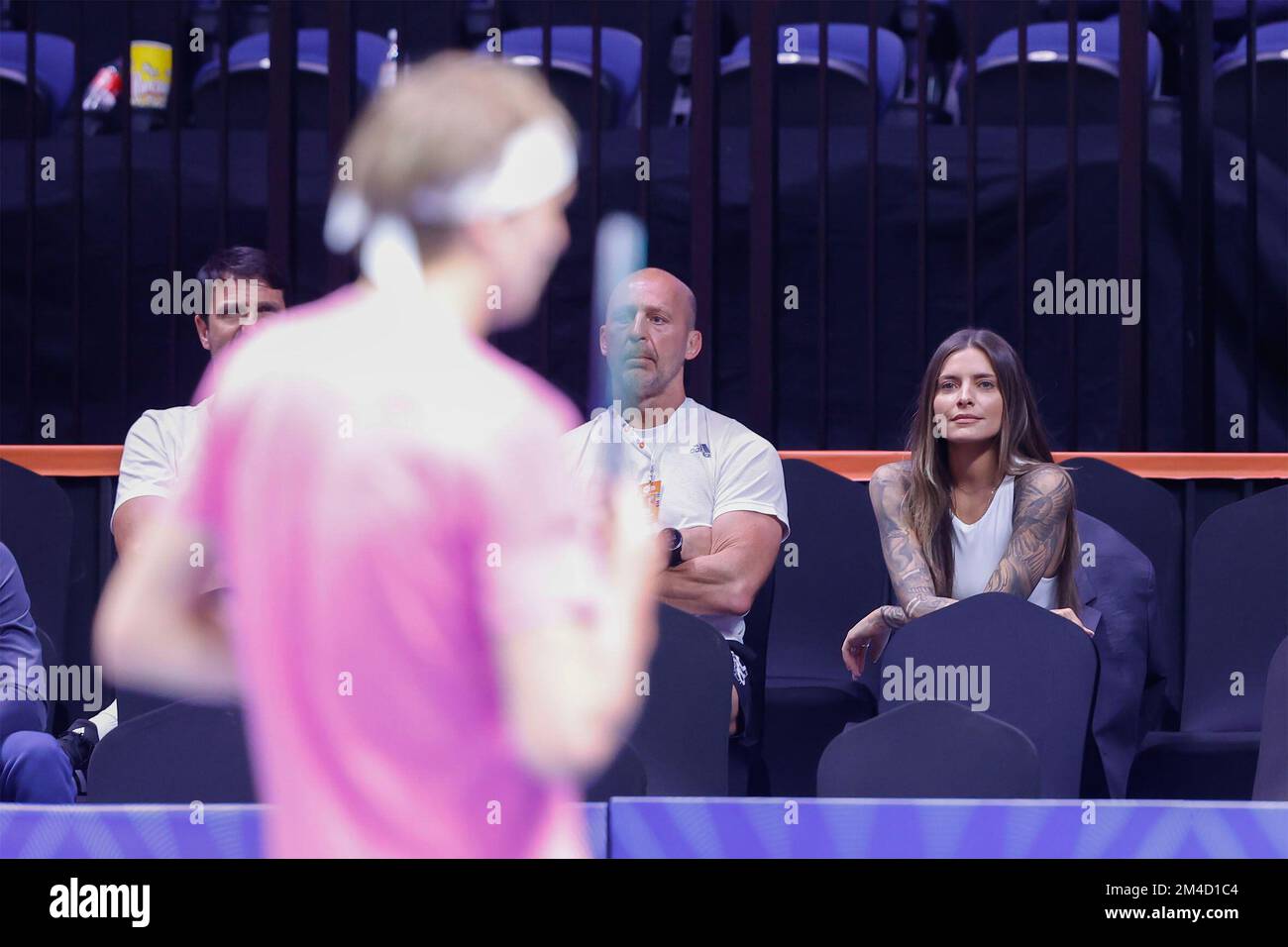 Dubai,UAE, 20th,December 2022. German tennis player Alexander Dubai,UAE, 20th,December 2022. German tennis player Alexander Zverev (out of focus in foreground) girlfriend Sophia Thomalla at the World Tennis League event Dubai on Tuesday 20 December 2022 © Juergen Hasenkopf / Alamy Live News Stock Photo