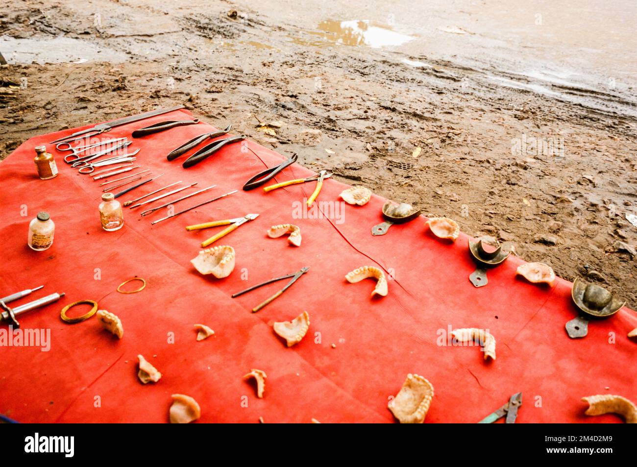 Ambulant dentist offering his skills  Bundi  Rajasthan  India  Asia Stock Photo