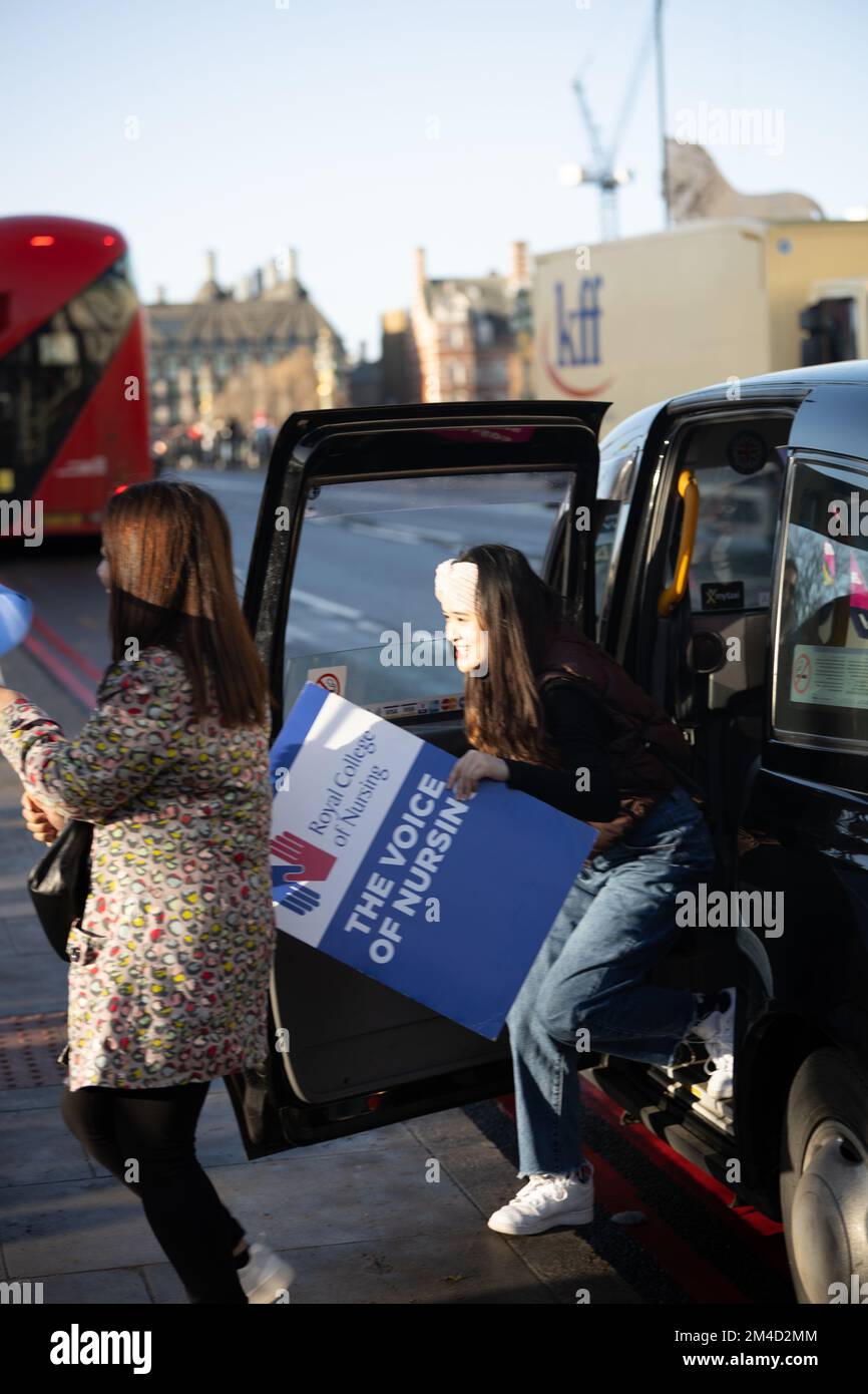 London, UK. 20th Dec, 2022. NHS Nurses strike, St Thomas Hospital London UK Credit: Ian Davidson/Alamy Live News Stock Photo