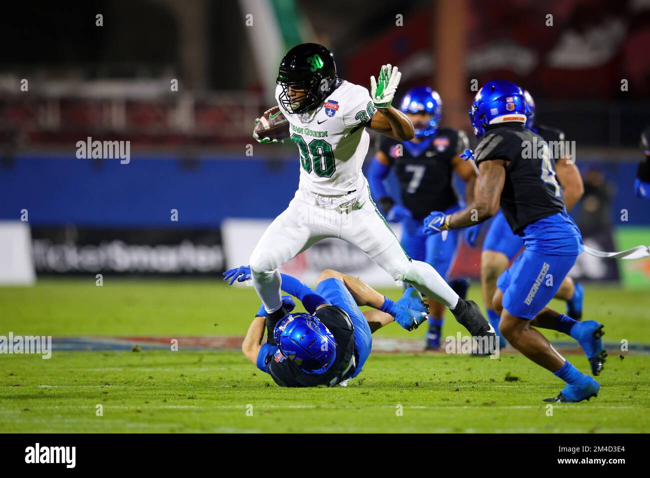North Texas Mean Green tight end Var’Keyes Gumms (30) picks up the 1st