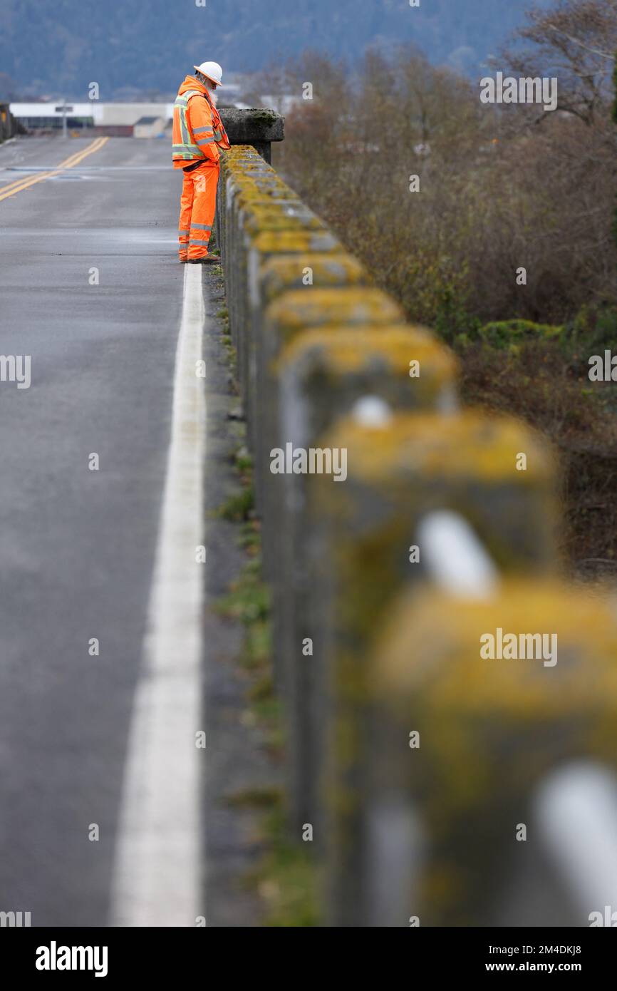 CalTrans worker assesses damaged to a bridge after a strong earthquake struck off the coast of northern California, in Rio Dell, California, . December 20, 2022. REUTERS/Fred Greaves Stock Photo - Alamy CalTrans worker assesses damaged to a bridge after a strong earthquake struck off the coast of northern California, in Rio Dell, California, . December 20, 2022. REUTERS/Fred Greaves Stock Photo - Alamy