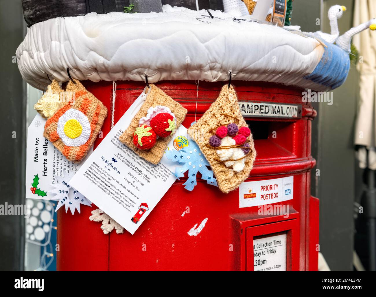 Seasonal postbox toppers hires stock photography and images Alamy