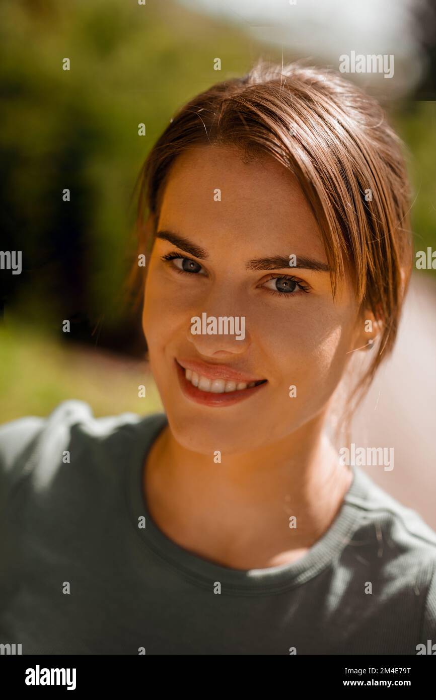 Portait smiling young woman hi-res stock photography and images - Alamy
