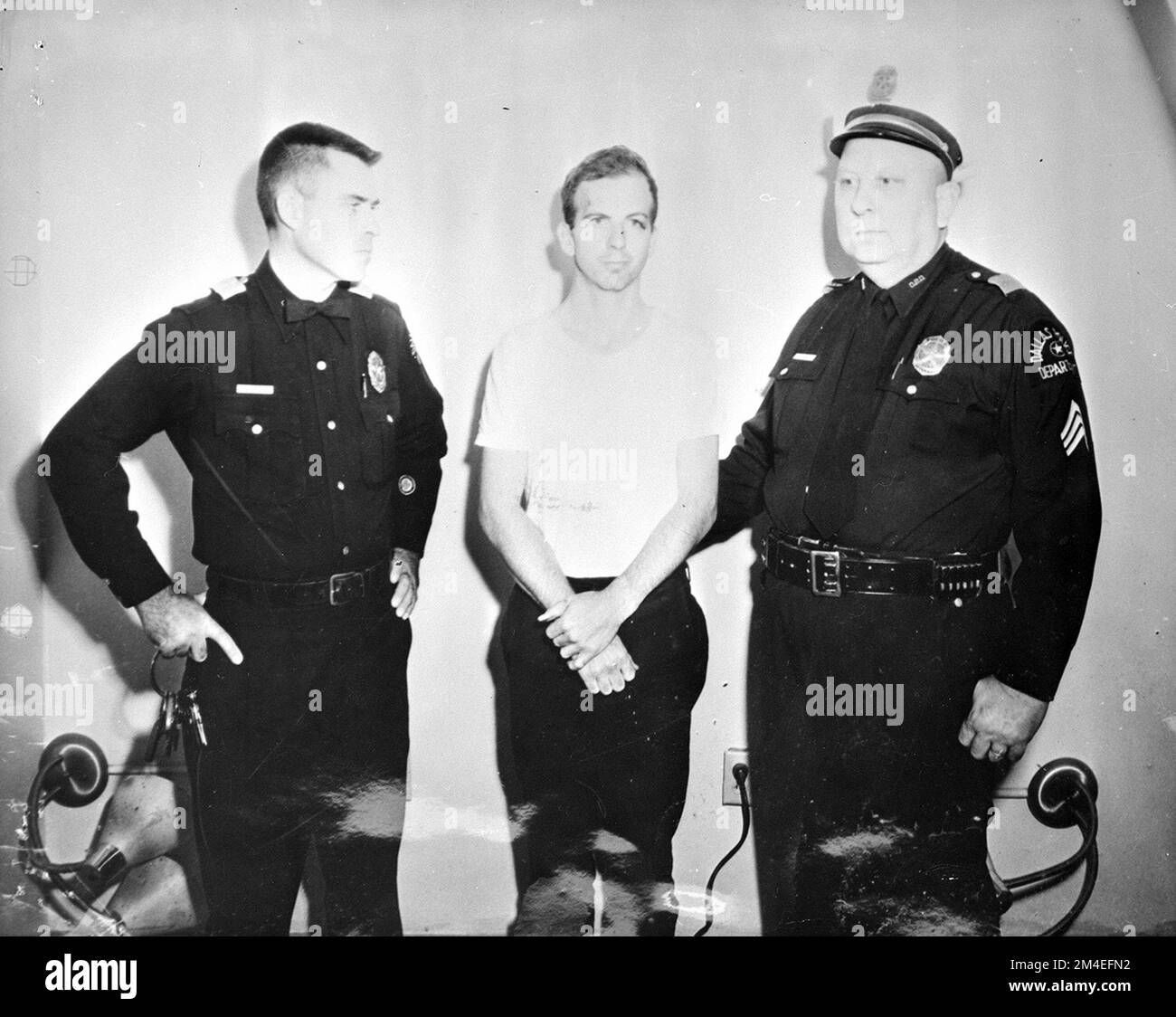 Warren Commission exhibit CE 520 Photograph of Lee Harvey Oswald and two policemen taken after Oswald's arrest CE 520 2007 001 Stock Photo
