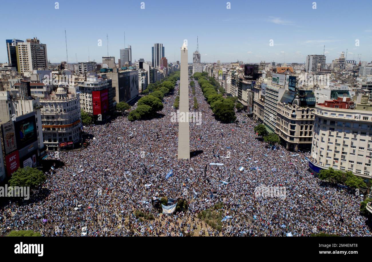 Buenos Aires, Argentina. 20th Dec, 2022. Aerial photo shows fans welcoming Team Argentina after the team winning the Final of the 2022 FIFA World Cup in Buenos Aires, capital of Argentina, Dec. 20, 2022. Credit: Martin Sabala/Xinhua/Alamy Live News Stock Photo