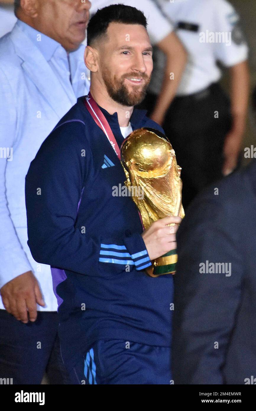 (221221) -- BUENOS AIRES, Dec. 21, 2022 (Xinhua) -- Argentina's Lionel Messi holds the FIFA World Cup trophy upon arrival at Ezeiza International Airport after the team winning the Final of the 2022 FIFA World Cup in Buenos Aires, capital of Argentina, Dec. 20, 2022. (TELAM/Handout via Xinhua) Stock Photo