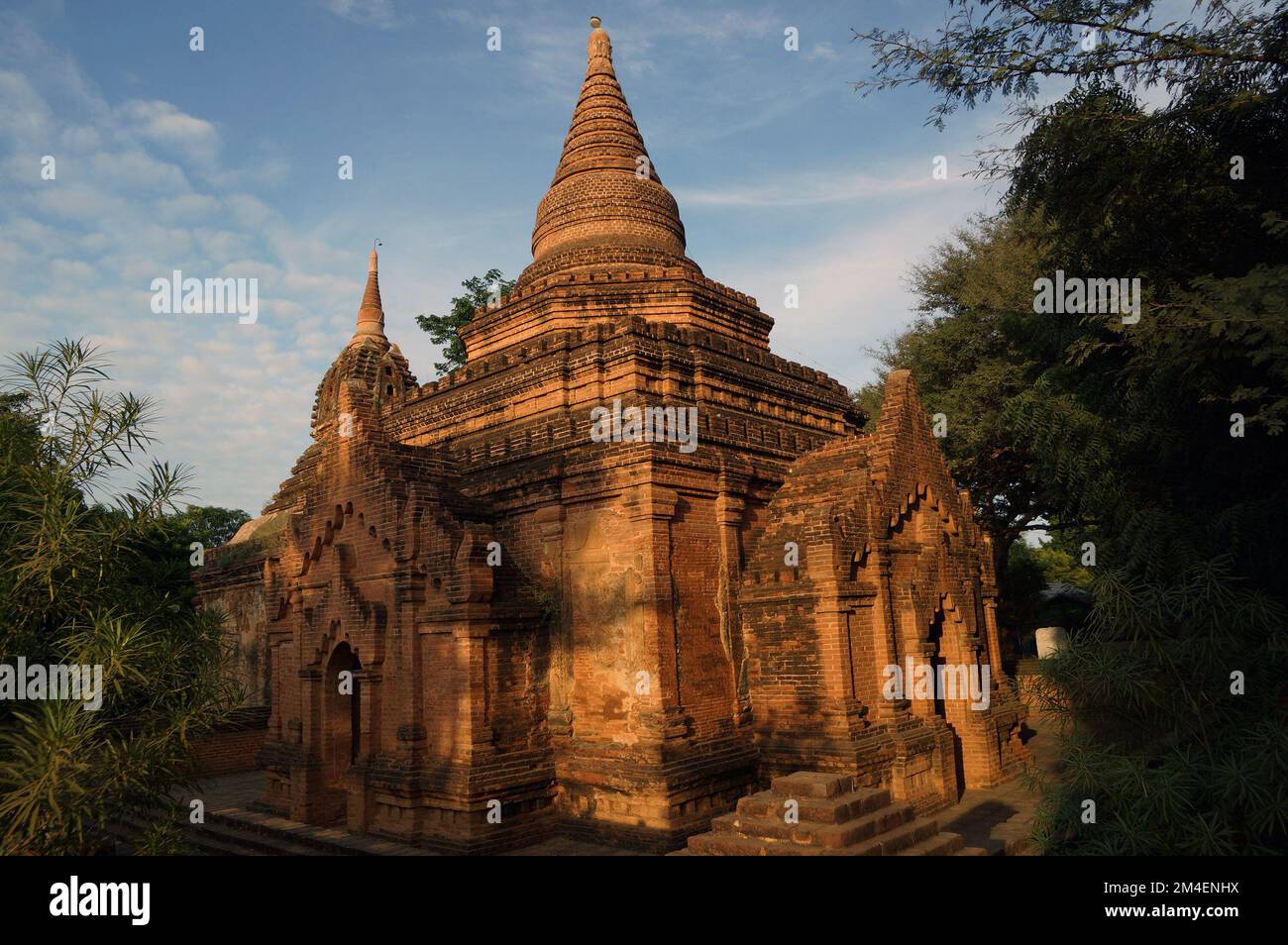 Temple near Tharabay gate, just outside the walls of Old Bagan, in the UNESCO World Heritage site of Bagan, Myanmar Stock Photo