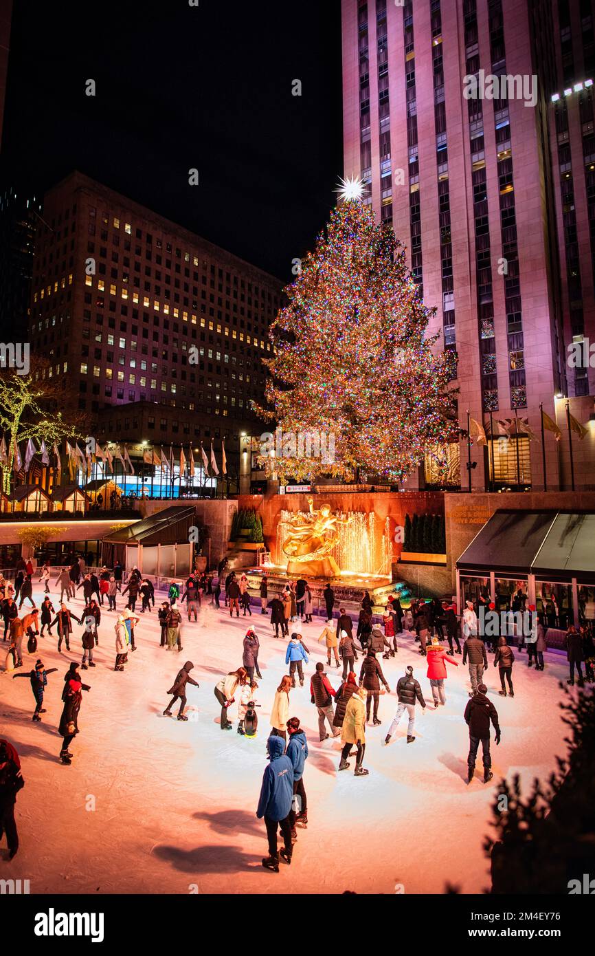 Rockefeller Center Christmas Tree in New York City Stock Photo Alamy