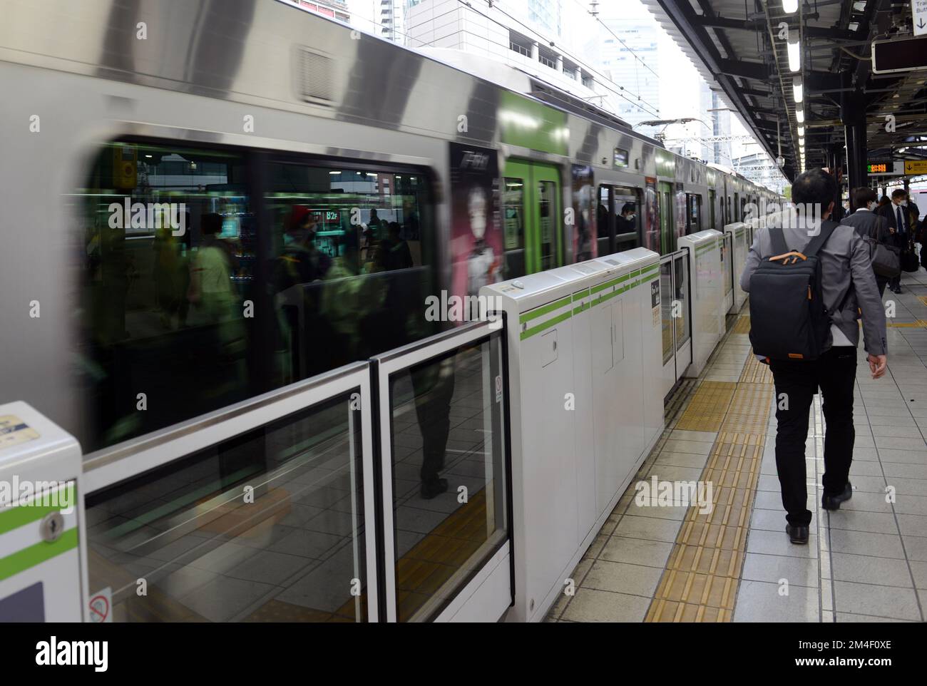 Japanese passengers on the JR Yamanote line in Tokyo, Japan Stock Photo