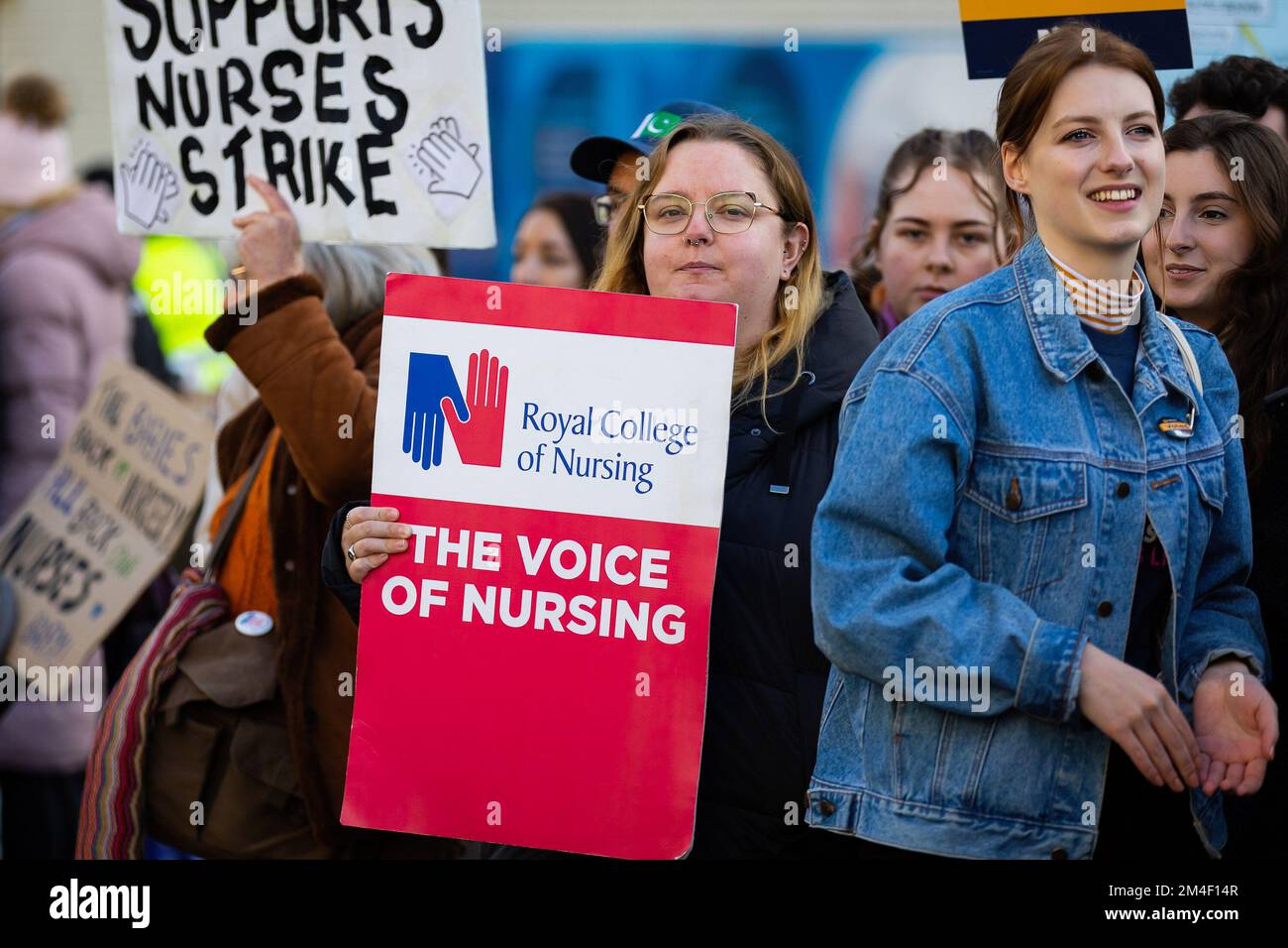 London, UK. 20th Dec, 2022. Nurses hold placards expressing their