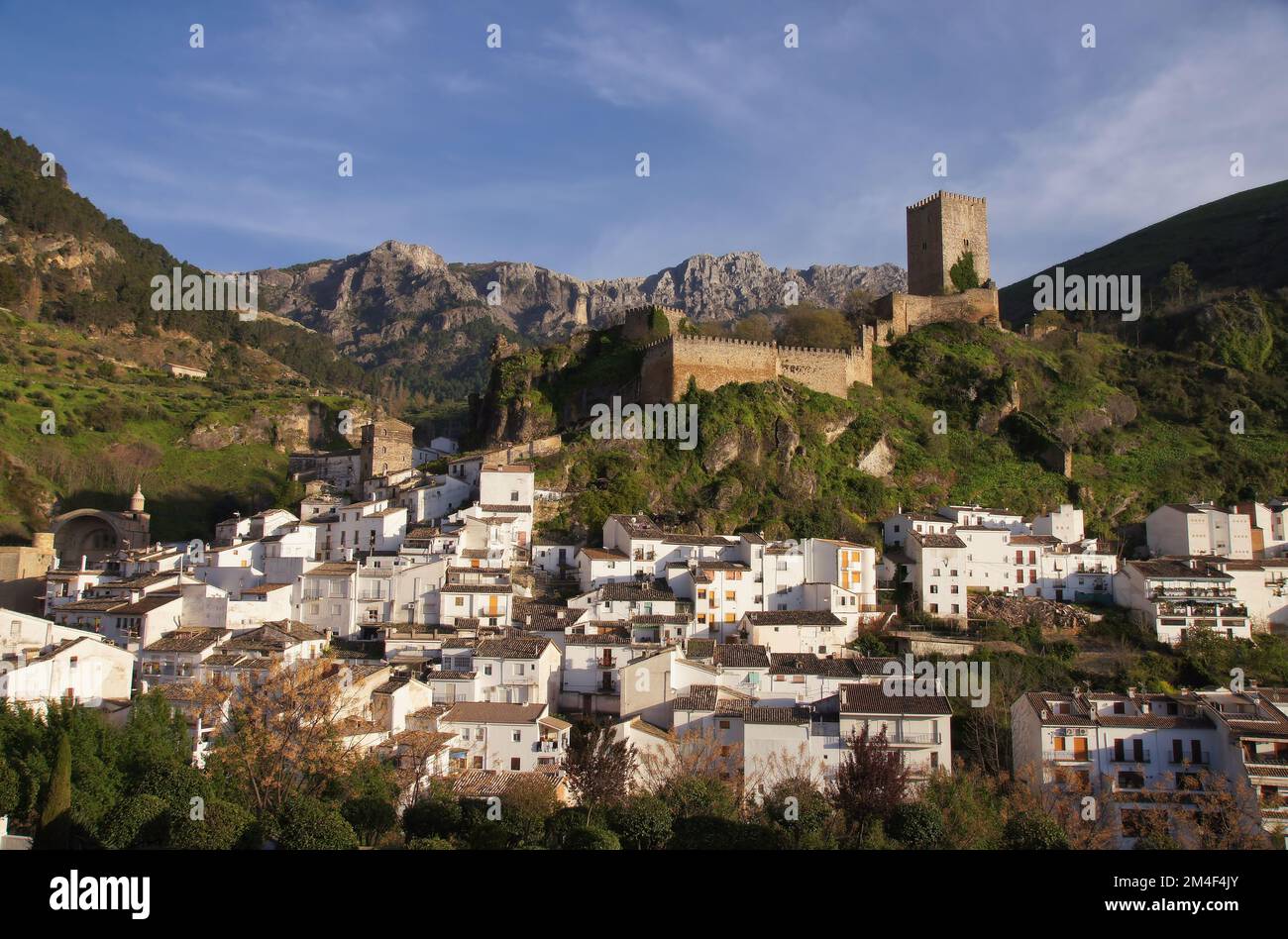 Cazorla: La Yedra Castle and mountains above whitewashed town of Cazorla soon before sunset, Jaen, Andalusia, Spain Stock Photo