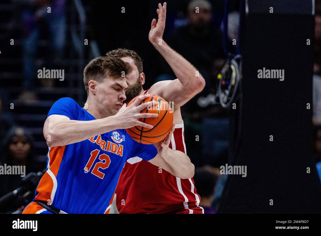 Charlotte, NC, USA. 20th Dec, 2022. Florida Gators forward Colin Castleton (12) backs down Oklahoma Sooners forward Tanner Groves (35) during the first half of the 2022 Jumpman Invitational at Spectrum Center in Charlotte, NC. (Scott Kinser/CSM). Credit: csm/Alamy Live News Stock Photo