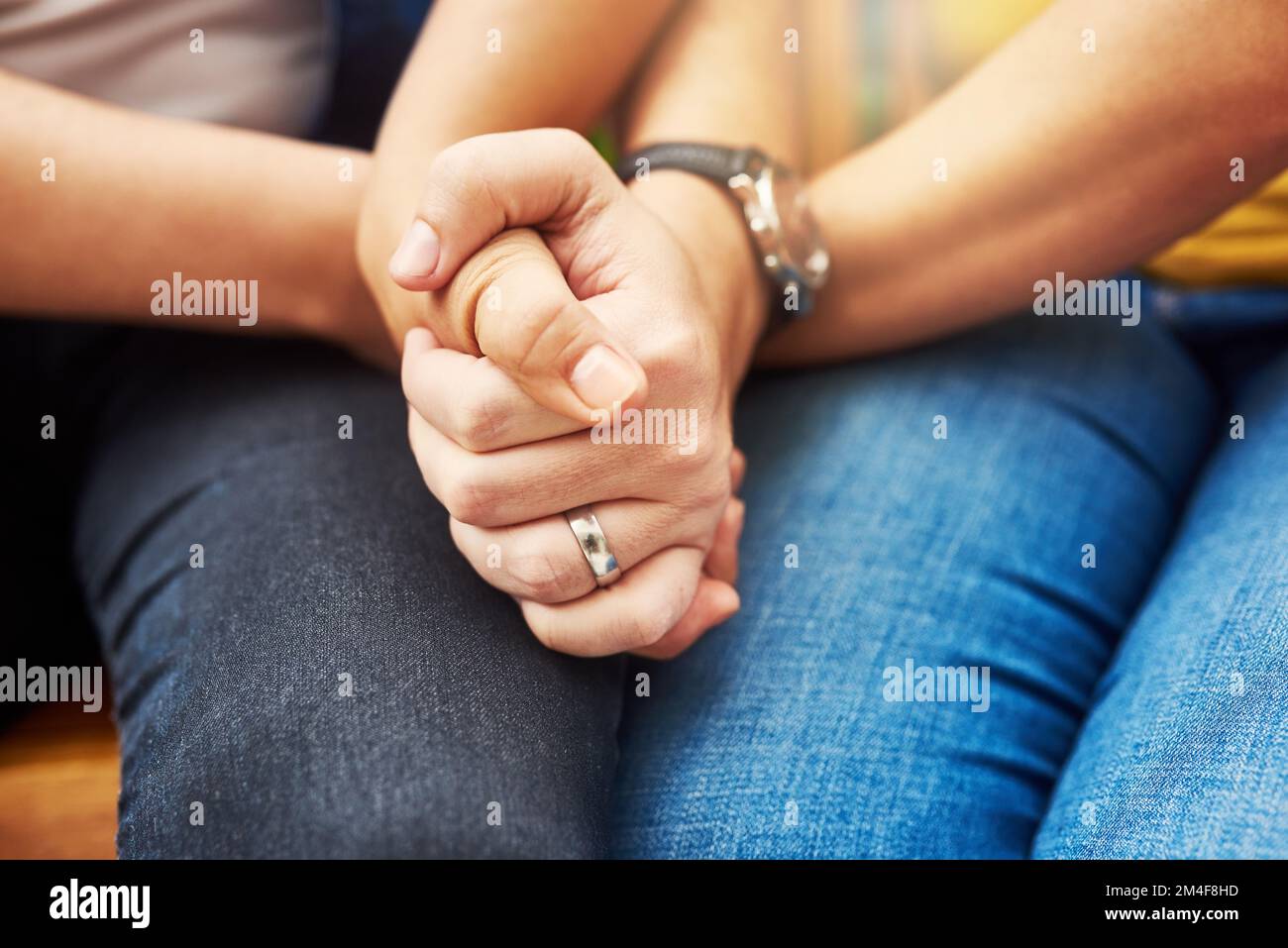 Couple holding hands tightly hi-res stock photography and images - Alamy