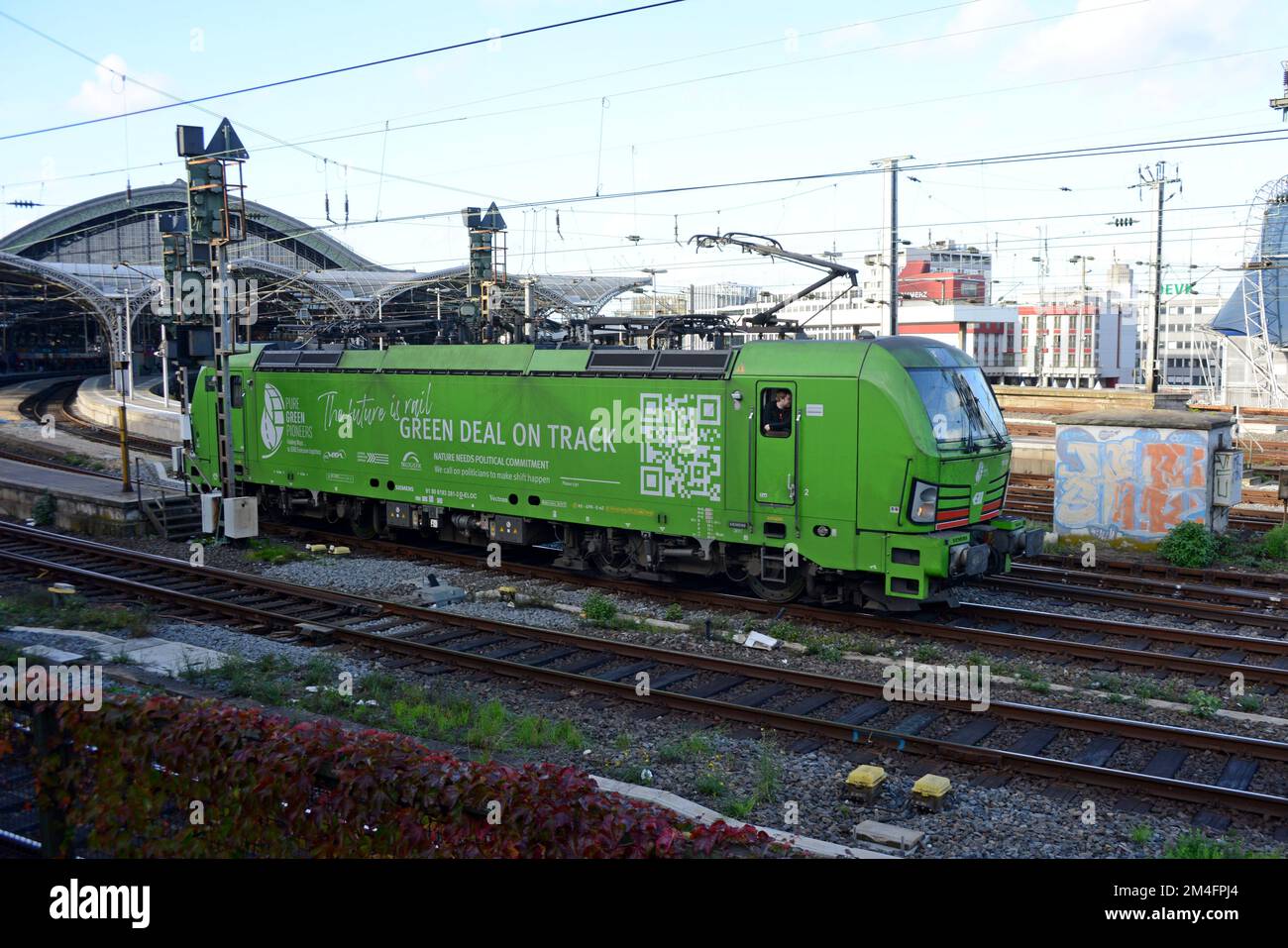 Siemens Vectron zero emission electric locomotive labelled 'Green Deal on Track' operated by TX Logistik at Cologne HBF Central Station, Germany, 2022 Stock Photo