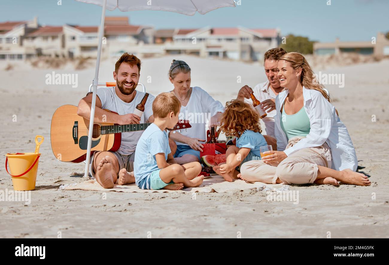 Family beach picnic lifestyle hi-res stock photography and images - Alamy