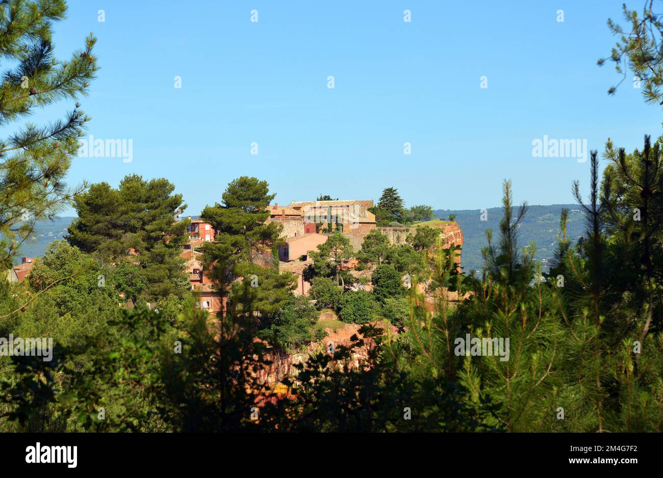 Roussillon village of ocher in the Luberon Stock Photo