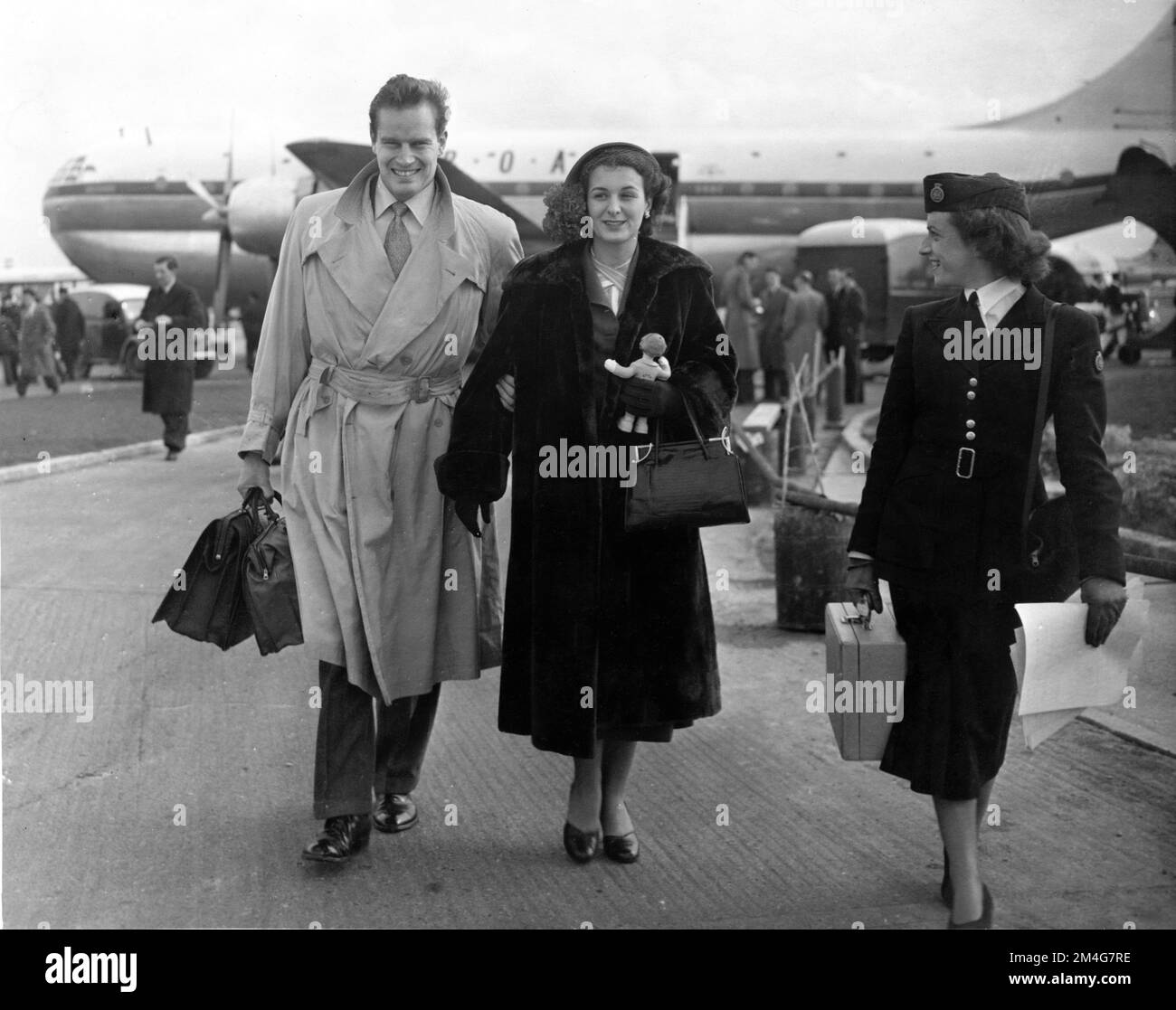 CHARLTON HESTON and his wife LYDIA CLARKE HESTON at London Airport in March 1952 Stock Photo