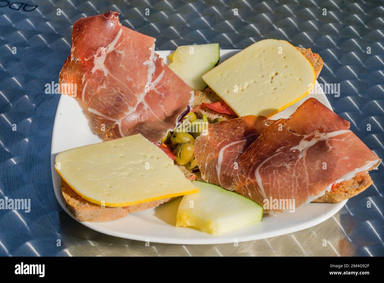 Brot mit Schinken und Käse, Pa amb oli, Mallorca, Spanien Stock Photo