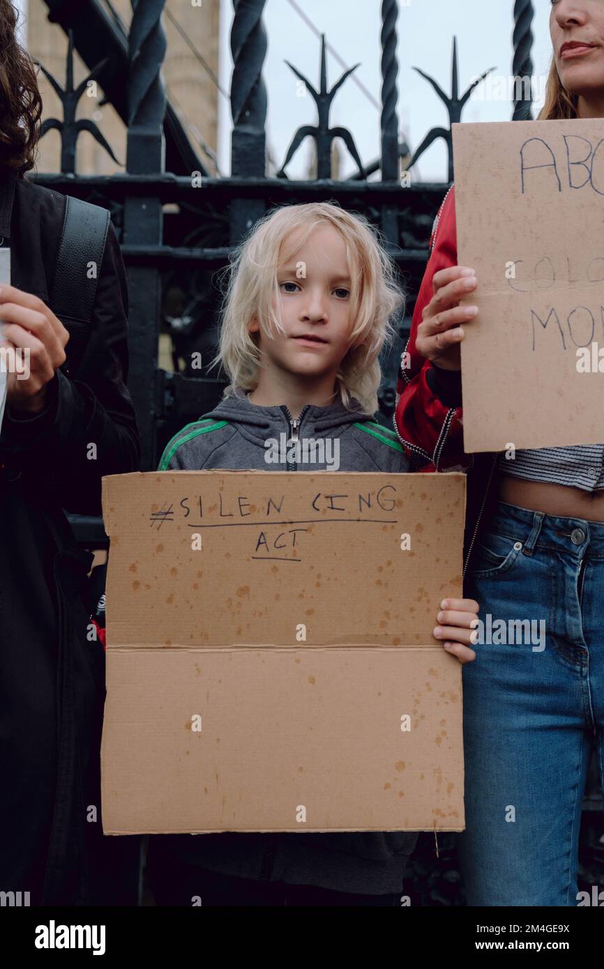 London, UK. 13 SEP, 2022. Anti-monarchy protesters gather outside of the House of Parliament holding pieces of white blank paper. Stock Photo