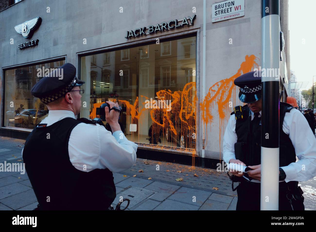 London, UK. 26 OCT 2022. A couple of Just Stop Oil activists spray