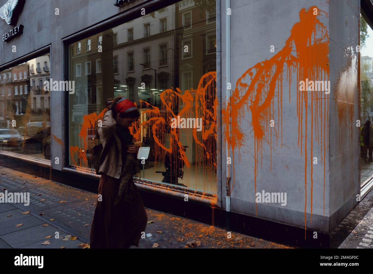 London, UK. 26 OCT 2022. A couple of Just Stop Oil activists spray