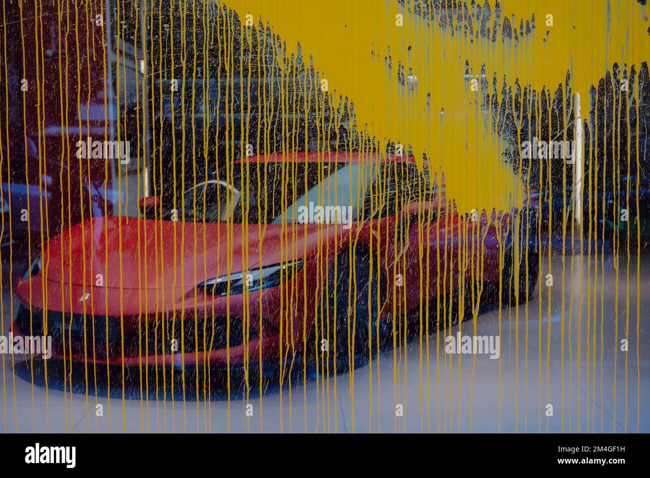 London, UK. 26 OCT 2022. A couple of Just Stop Oil activists spray