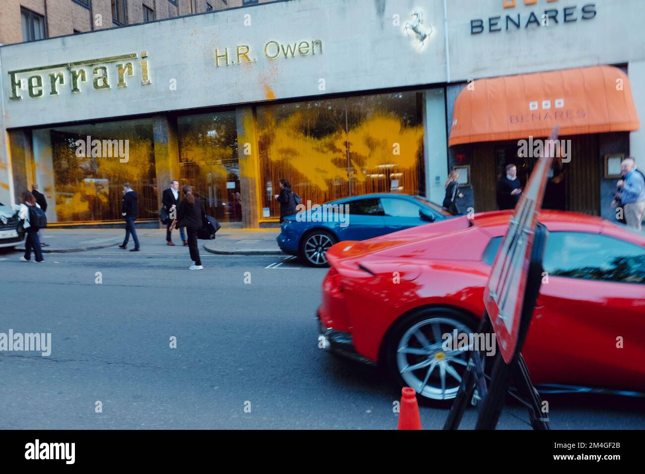 London, UK. 26 OCT 2022. A couple of Just Stop Oil activists spray