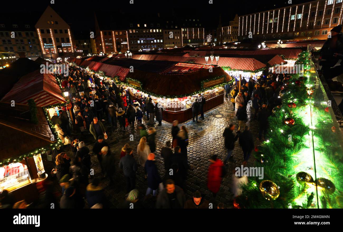 Christkindlesmarkt Nürnberg, Unterhaltung, Lebkuchen, Gespräch, Nürnberg, Nürnberger Weihnachtsmarkt, Nürnberger Christkindlesmarkt, Kugel, Glühwein, Stock Photo