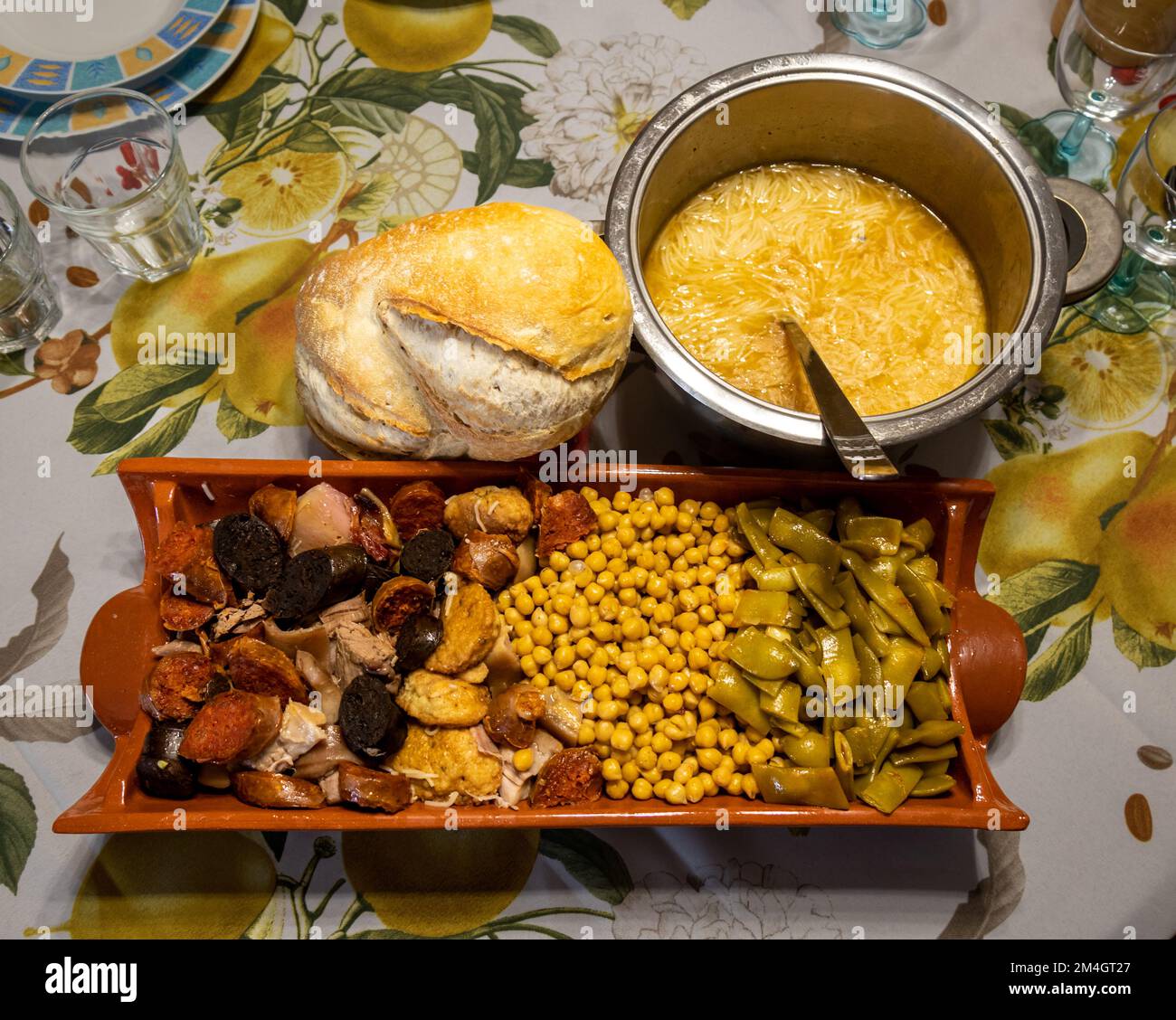 Cocido madrileño completo con garbanzos, judías verdes, relleno, chorizo, morcilla, bacon, carne... Servido en una teja. Stock Photo