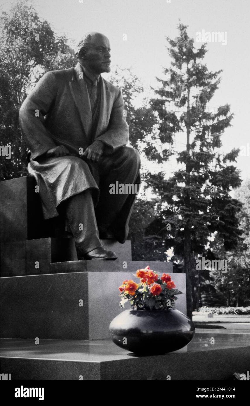 Bronze Monument Statue Of A Seated, Sitting Vladimir Ilyich Ulyanov, Lenin, With A Bowl Of Flowers In Front Situated In The Kremlin Moscow That Has Since Been Removed After The Communist, Soviet Union Era And Collapse Of The Soviet Union. It Used To Be Sited In The Kremlin Moscow, September 1990 Stock Photo