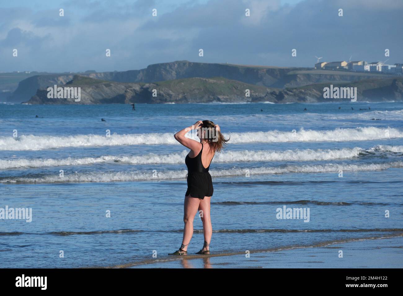 Newquay, Cornwall, UK. 21st December 2022. UK Weather. It was sunny and mild on the shortest day of the year at Newquay today, with surfers and swimmers making the most of the conditions. Credit Simon Maycock / Alamy Live News. Stock Photo