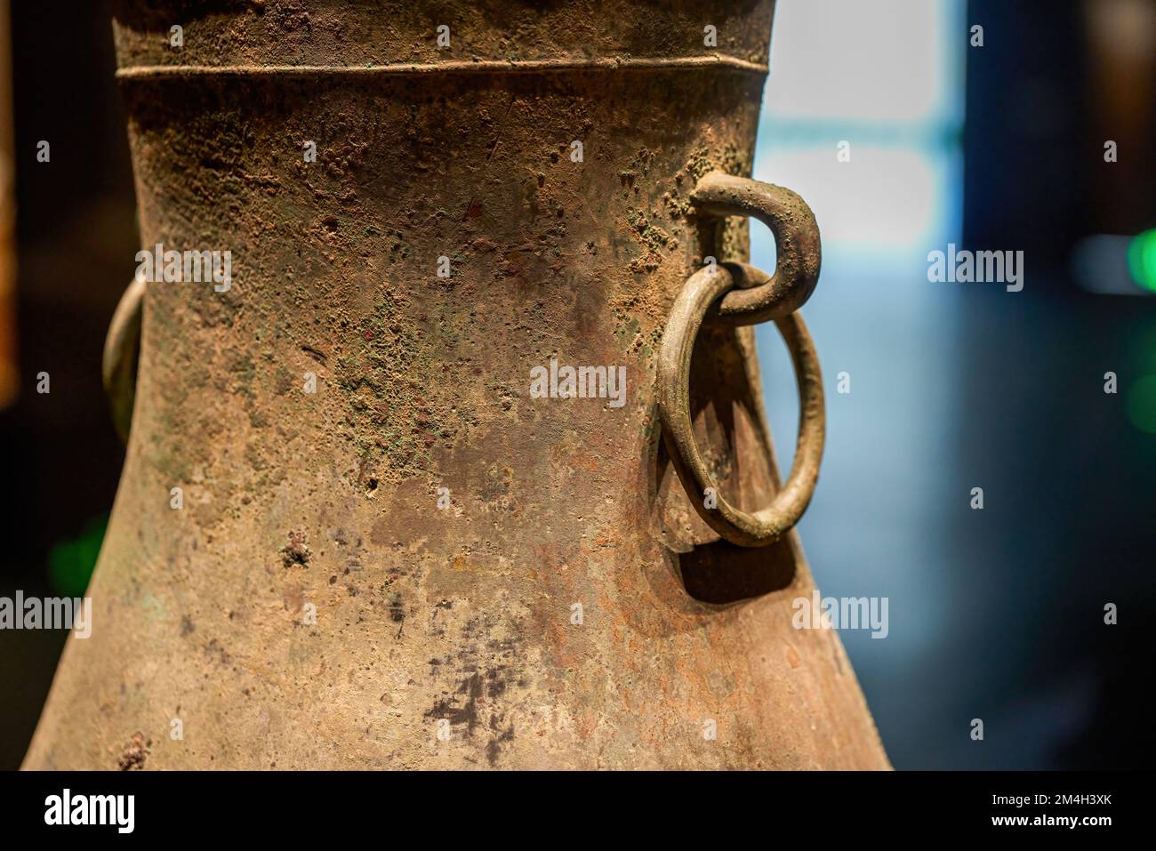 Antique chinese bronze vase hi-res stock photography and images - Alamy