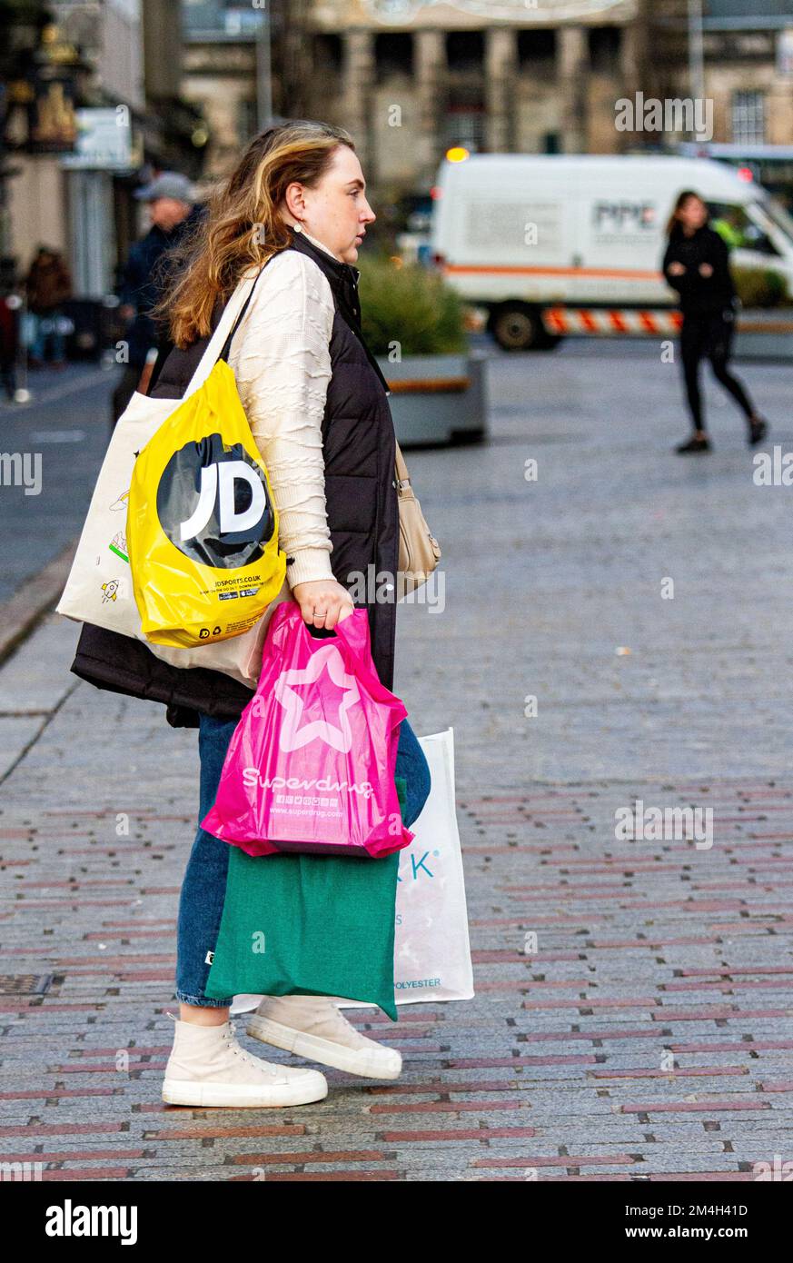 Dundee, Tayside, Scotland, UK. 21st Dec, 2022. UK Weather: Temperatures in Northeast Scotland hovered around 7°C on a bright sunny December day. Despite the cold and breezy weather, people are out and about, going about their daily lives and rushing to the shops in Dundee's city centre for last-minute Christmas shopping. Credit: Dundee Photographics/Alamy Live News Stock Photo