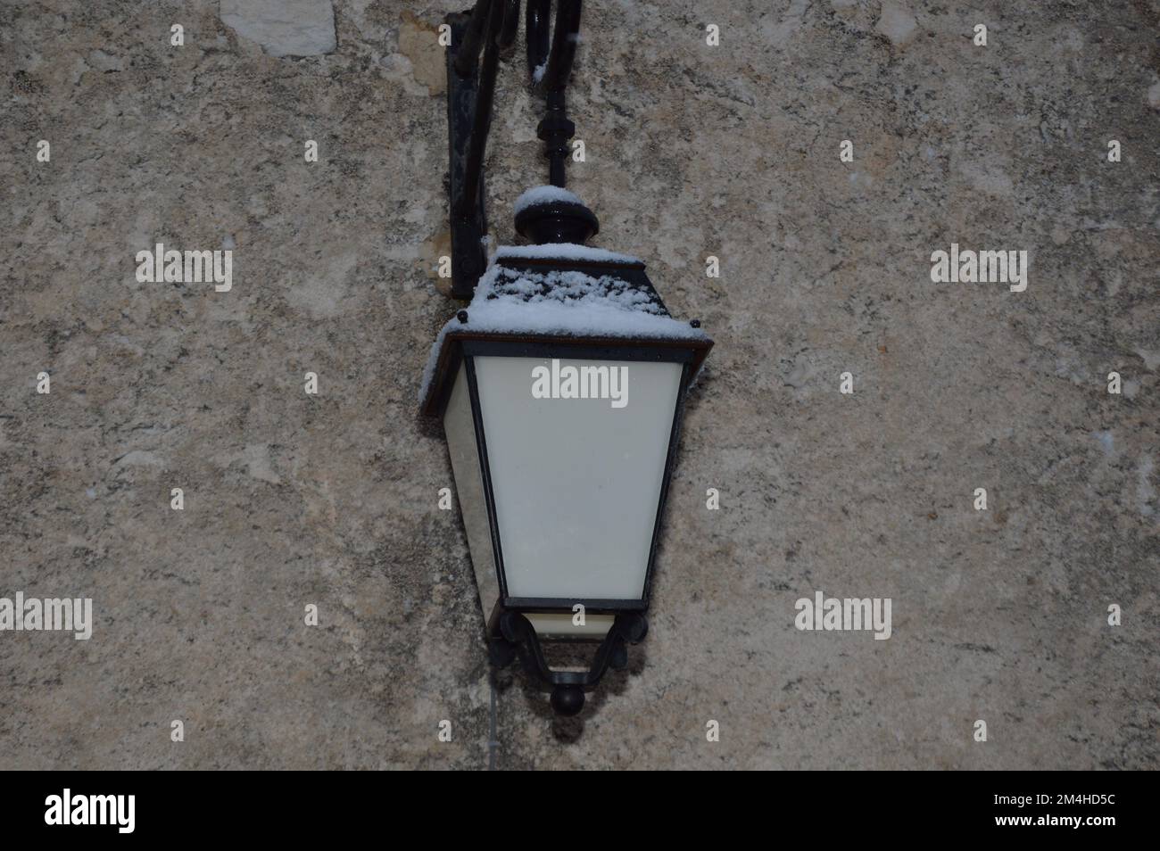 Vintage street lamp snow hi-res stock photography and images - Alamy