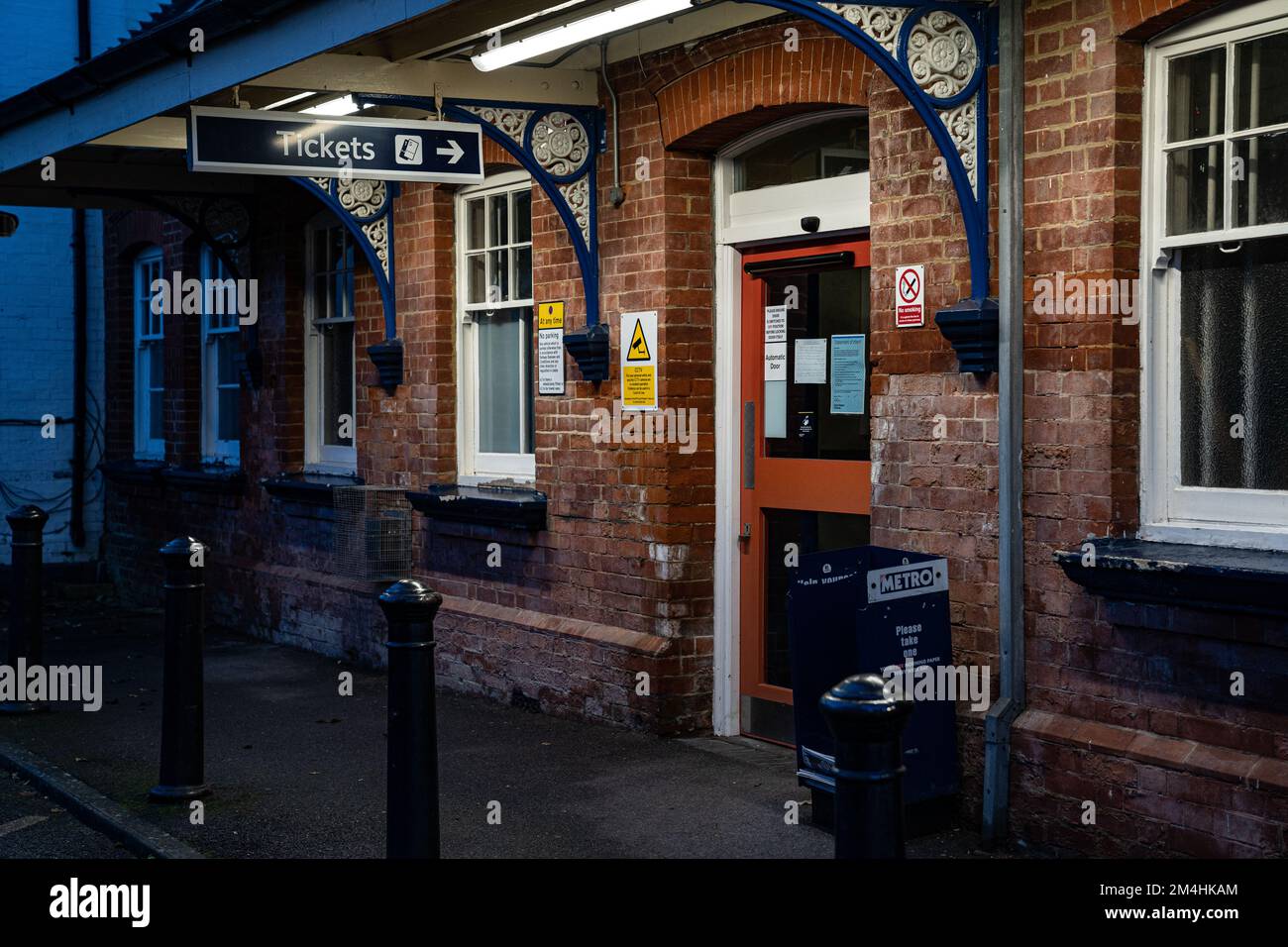 Claygate, UK. 21st Dec, 2022. a locked station door and a handwritten note saying that there