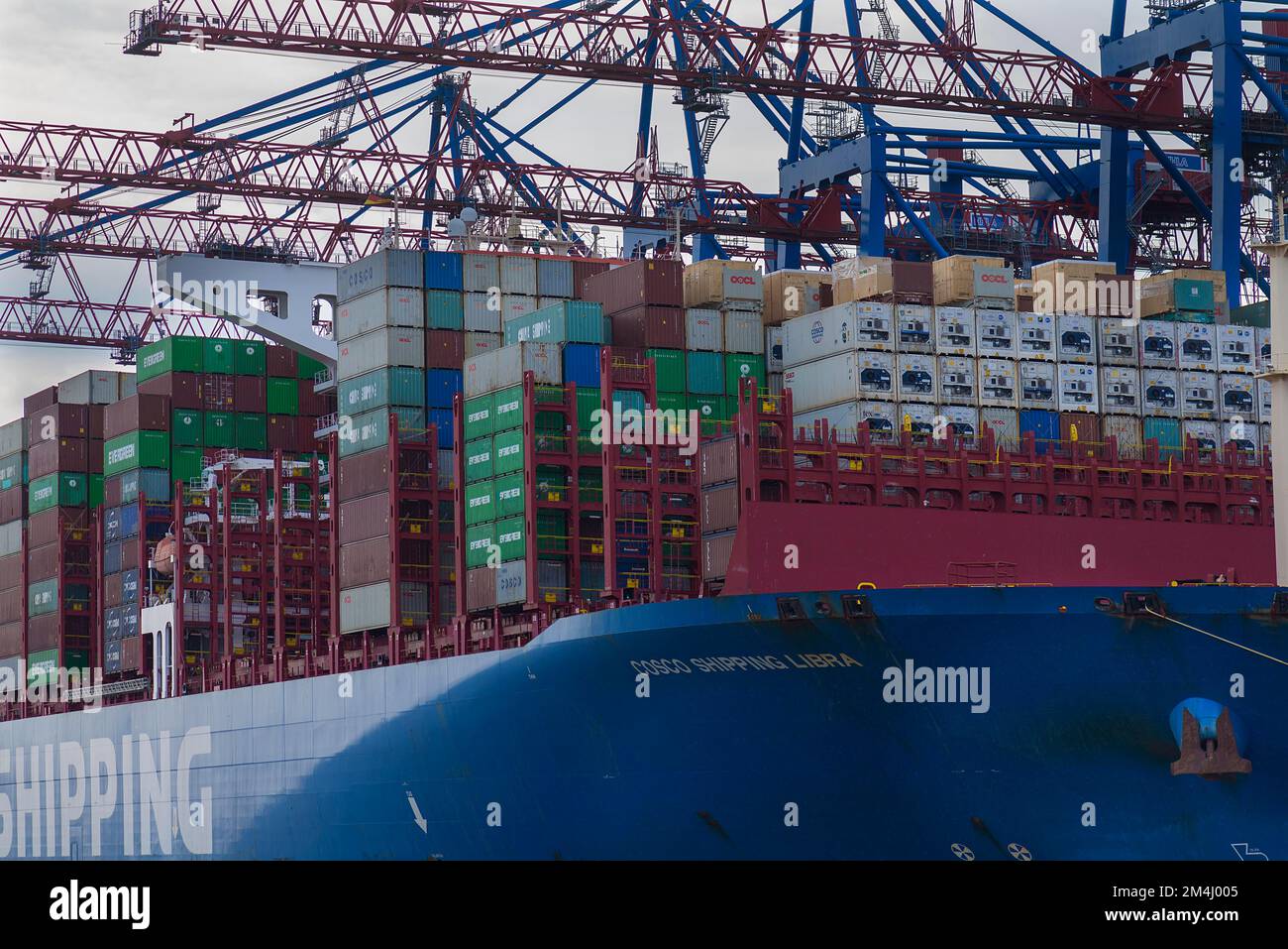 Container vessel unload hi-res stock photography and images - Alamy