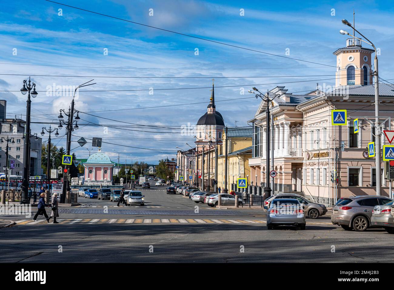 Yosh er-xotin etuk ayolni uchlik uchun uyiga taklif qilishdi.