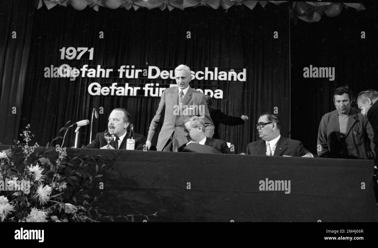 The expellees see a danger for Germany and Europe, here at the conference on 27. 2. 1971 in Bonn. Kart Theodor zu Guttenberg, Herbert Hupka, Herbert Stock Photo