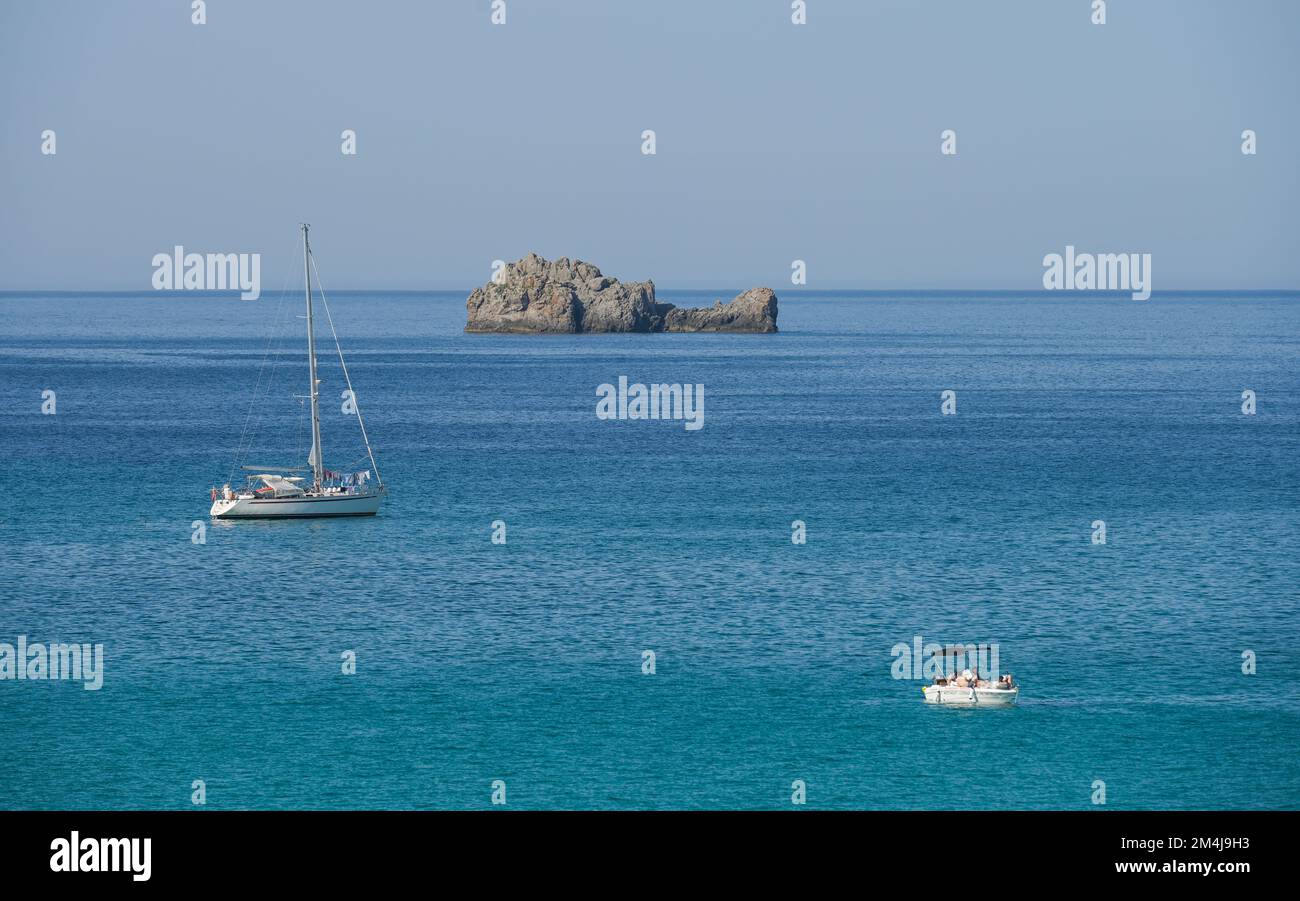 Felseninsel Farallo d'Aubarca, Segelboot, Cala Torta, Mallorca, Spanien Stock Photo