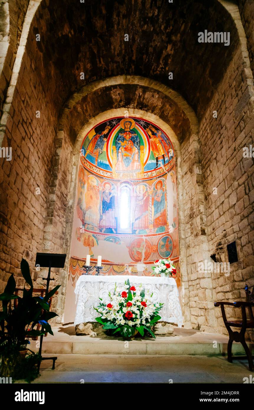 Nave and altar. Santa Maria de Taüll is a Romanesque church situated in the territory of Vall de Boí. Taüll, Vall de Boí, Lérida,Catalonia, Spain, Eur Stock Photo