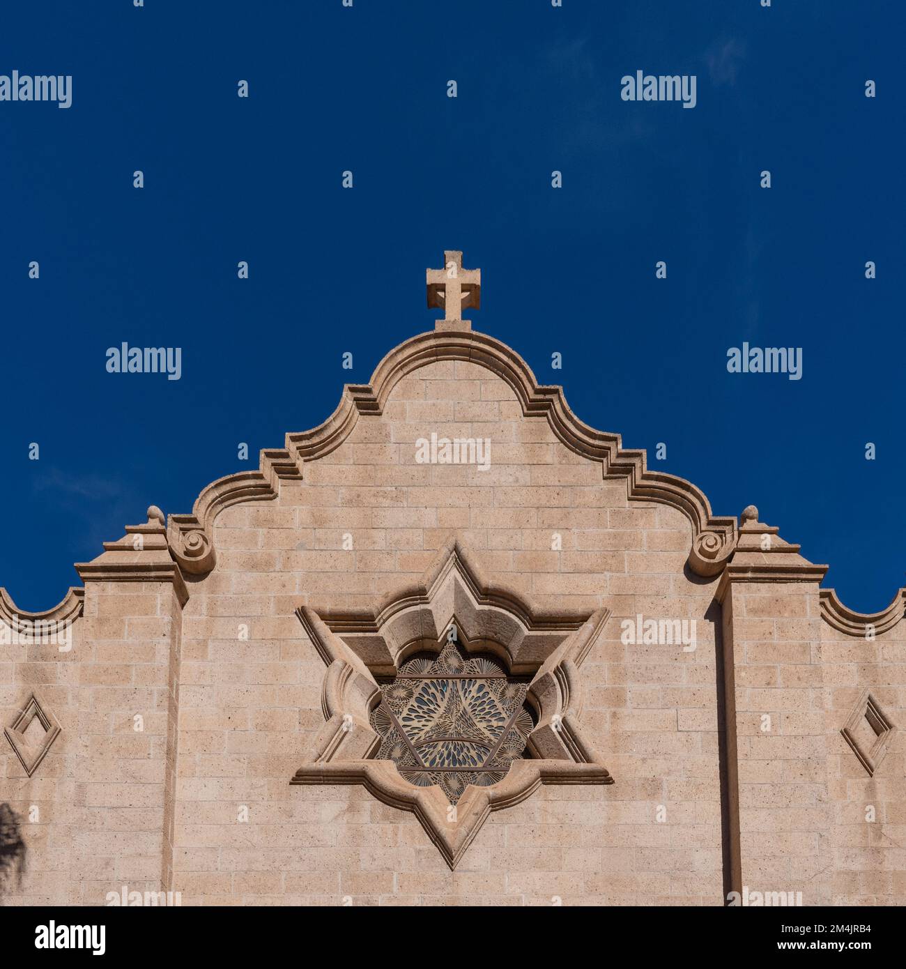 Phoenix, AZ - Nov. 11, 2022: Trinity Episcopal Cathedral's rose window consists of triangles symbolizing the Trinity, and the two triangles form the S Stock Photo