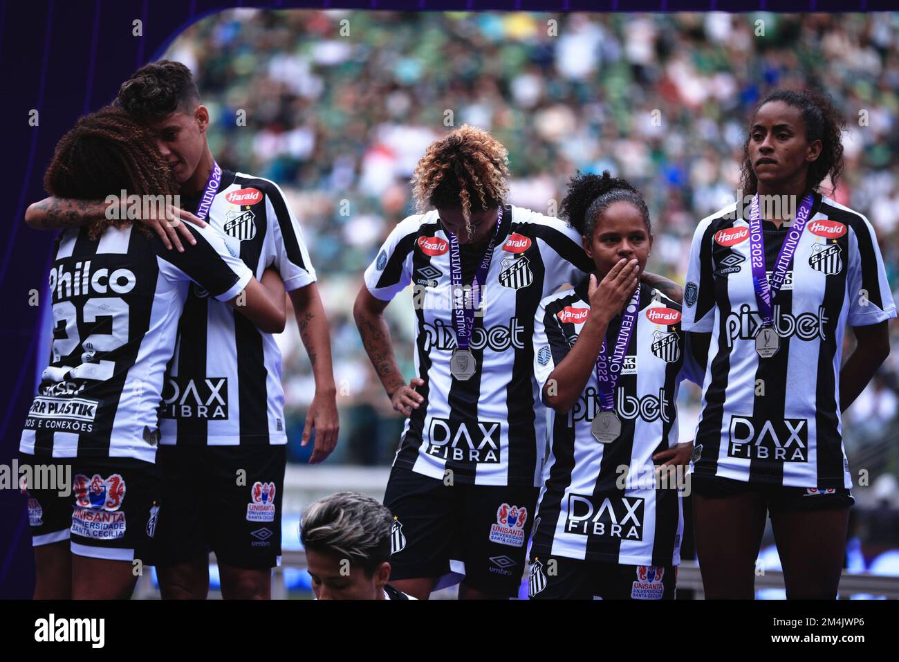 SP - Sao Paulo - 12/21/2022 - FINAL PAULISTA FEMALE 2022, PALMEIRAS X  SANTOS - Santos players lament the defeat at the end of the match against  Palmeiras at the Arena Allianz