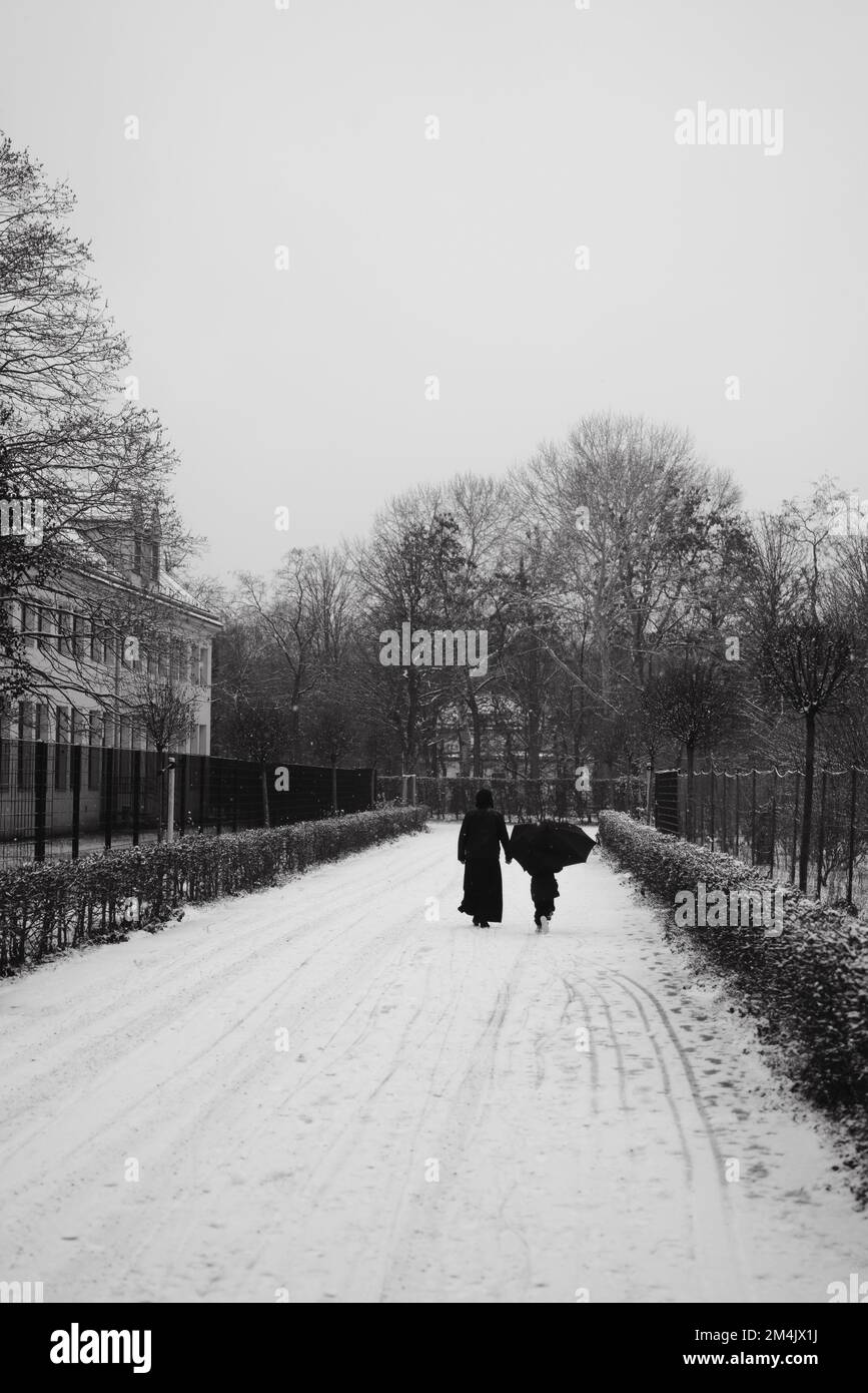 Wien, 15.12.2022: Personen im Augarten bei Schnee Stock Photo